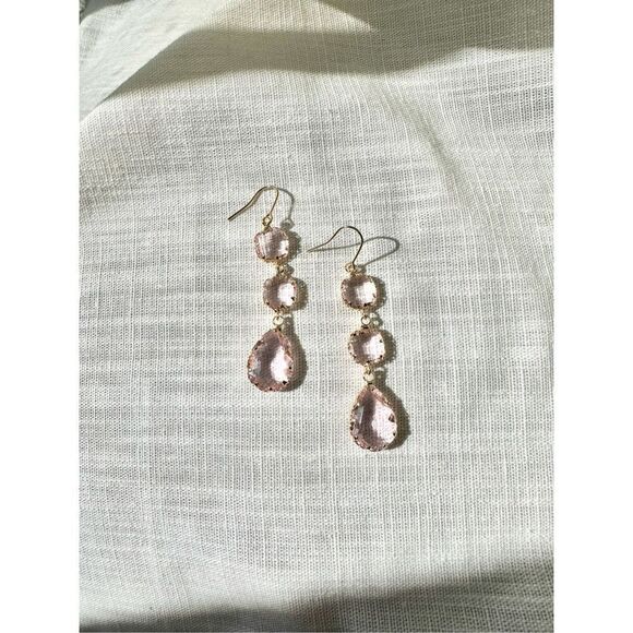 Light pink crystal cut dangle earrings - Picture 3 of 5